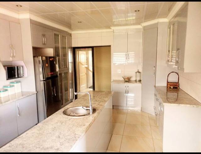 4 BEDROOM HOUSE FOR SALE IN ZUURBEKOM